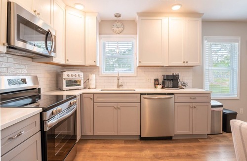 Tranquil Harbour Cottage | New - Beach Break Bungalow- Private Hot Tub-Fenced Yard-Oak Island