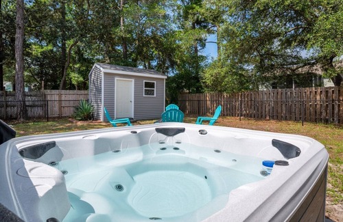 Tranquil Harbour Cottage | New - Beach Break Bungalow- Private Hot Tub-Fenced Yard-Oak Island
