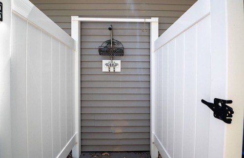 Tranquil Harbour Cottage | New - Beach Break Bungalow- Private Hot Tub-Fenced Yard-Oak Island