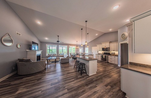 Almo House | New! Blue Oasis- Lakefront Getaway only 20 minutes from Murray State University.