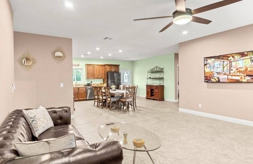 Sunrise Manor House | New Build Gem Near to Everything