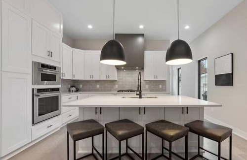 Downtown Columbus House | New Build- Luxury Spacious Home- 3 Living rooms Safe neighborhood w/kids park.