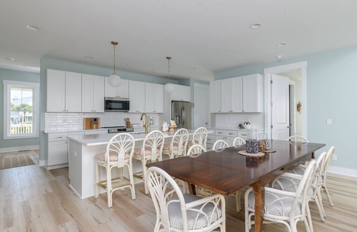 Saint Helena Island House | New Build, walking distance to pool and beach! Perfect location on Harbor Island!