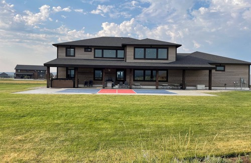 Island Park Cabin | NEW CABIN 8 EN SUITES BY YELLOWSTONE LAKEFRONT HOA AC HOT TUB WIFI PICKLEBALL
