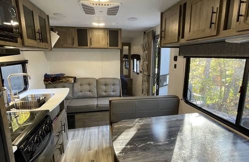Union House | New Camper with a Hot Tub and Pool: Great For Families or a Romantic Weekend.