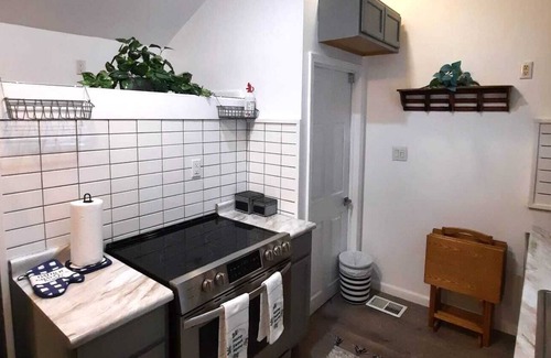 Benton Harbor Cottage | NEW ★| Central Air| Huge yard | Cozy