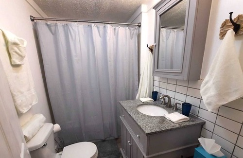 Benton Harbor Cottage | NEW ★| Central Air| Huge yard | Cozy