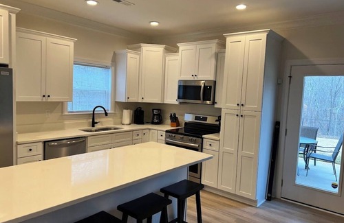 Seneca House | New! Charming New Modern 4/2.5 Home in Clemson SC - Just 5 minutes to Clemson U