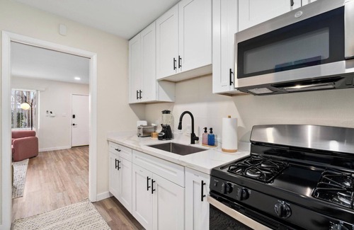 Pacific Beach Apartment | New! Chic Pacific Beach Paradise –Walk to Beach & Bay