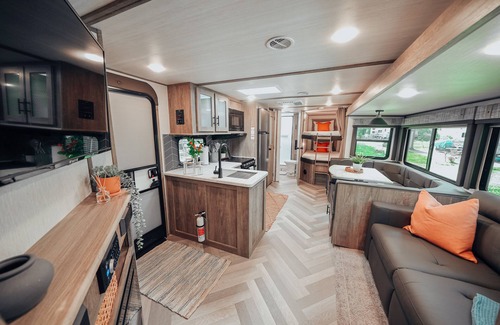 Lakeview House | NEW! Clementine's at the Lake-Camping Oasis