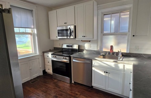 St. Louis House | New Comfy Cottage, 2BD1.5BA, Fenced Backyard, Pet Friendly