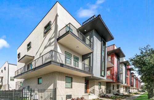 Mid-City House | New Construction Elegant Villas