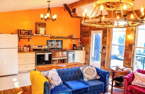 Triadelphia House | New Converted 3BR, 2BA barn, in wild, wonderful West Virginia with AC, WiFi