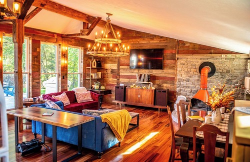 Triadelphia House | New Converted 3BR, 2BA barn, in wild, wonderful West Virginia with AC, WiFi