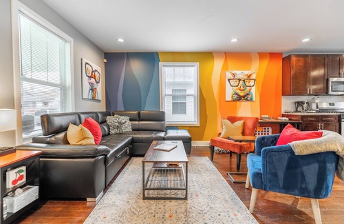 Fountain Square House | NEW! Cozy 2BR/Pet-Friendly/5 Min to Downtown