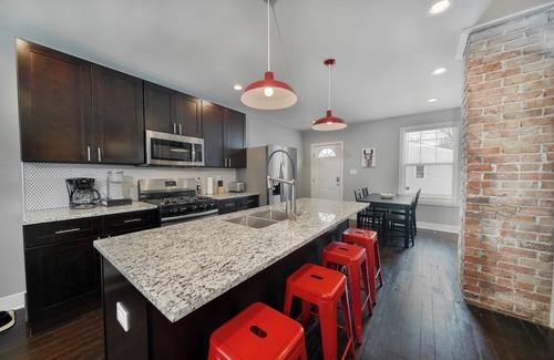 Fountain Square House | NEW! Cozy 2BR/Pet-Friendly/5 Min to Downtown