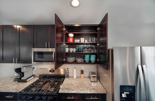 Fountain Square House | NEW! Cozy 2BR/Pet-Friendly/5 Min to Downtown