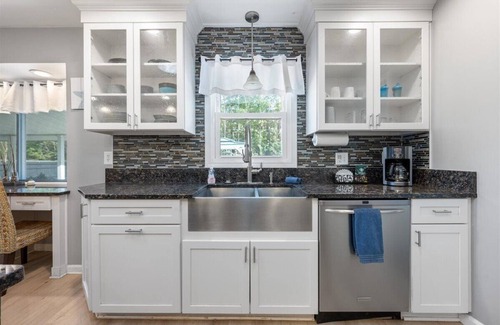 Lincolnville House | New! Cozy 4bd with pool in Summerville