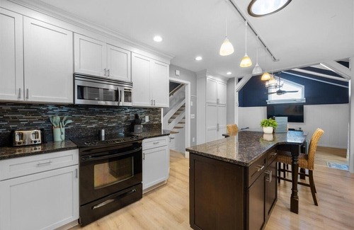 Lincolnville House | New! Cozy 4bd with pool in Summerville