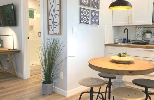 Point Loma House | New cozy studio 2 queen beds kitchen walk to water