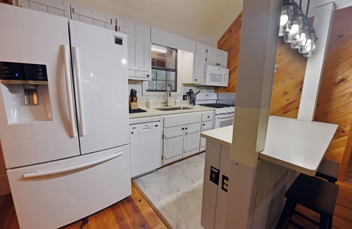 Hiawassee Cabin | NEW! Creekside Cabin w/new hot tub & firepit!