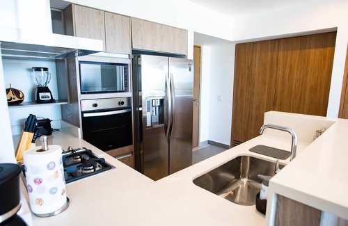 Zona Industrial Apartment | New Deluxe Unit, Signature Condominium by The Harbor