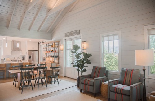 Clayton Cabin | New- Designer, 3/3 cottage, fenced yard d'town one street off Main