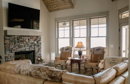 Pleasure Point House | NEW DOCK! 3 BR | 3.5 BA + Loft on Lake Martin