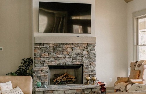 Pleasure Point House | NEW DOCK! 3 BR | 3.5 BA + Loft on Lake Martin