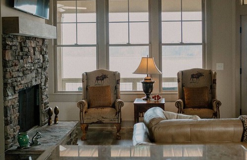 Pleasure Point House | NEW DOCK! 3 BR | 3.5 BA + Loft on Lake Martin