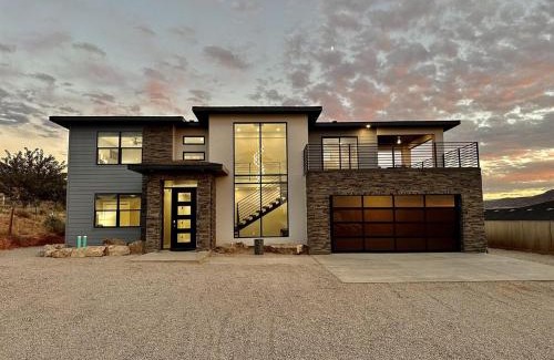 Moab South Valley House | New Exclusive Retreats 4 Bed 5 Bath with Private Pool