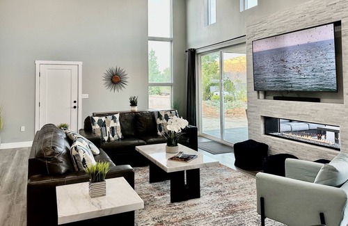Moab South Valley House | New Exclusive Retreats Panorama 5 Bedroom plus loft ALL SUITE HOME Sleeps 20