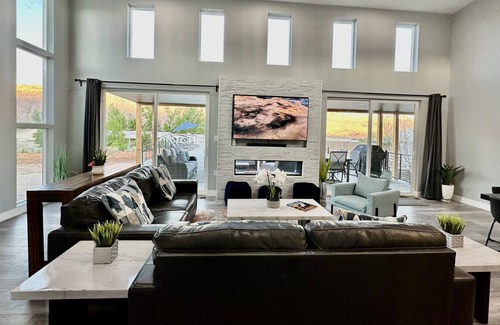 Moab South Valley House | New Exclusive Retreats Panorama 5 Bedroom plus loft ALL SUITE HOME Sleeps 20