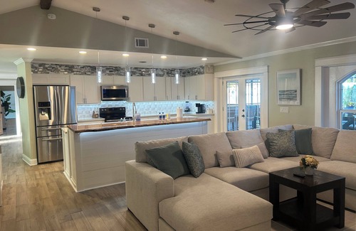 Whitfield House | NEW Heated Pool, Pickleball/Basketball, Sauna, Fire Pit, Outdoor Kitchen