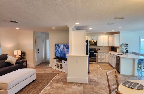 Gulf Harbors House | NEW High End Keys Style - 2BR/2BA resort - Huge Dock, Pool, Spa, Kayak+ More