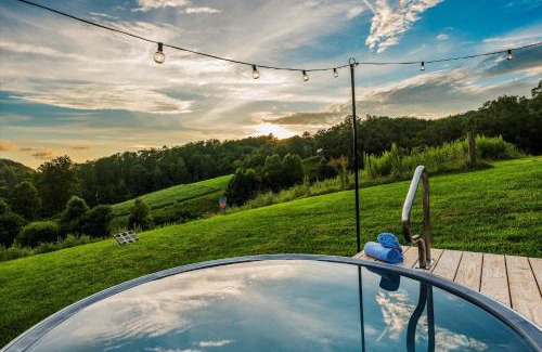 Sevierville House | NEW Hill Gem - Murals - Heated Cowboy Pool- Hot Tub- Game Room