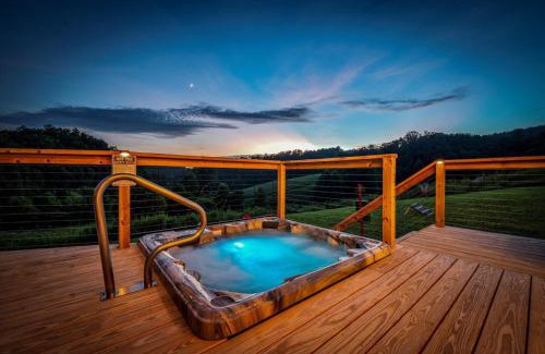 Sevierville House | NEW Hill Gem - Murals - Heated Cowboy Pool- Hot Tub- Game Room