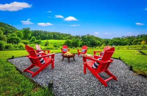 Sevierville House | NEW Hill Gem - Murals - Heated Cowboy Pool- Hot Tub- Game Room