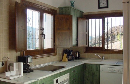 Sayalonga House | New holiday home with fireside, central heating, palm trees and pool