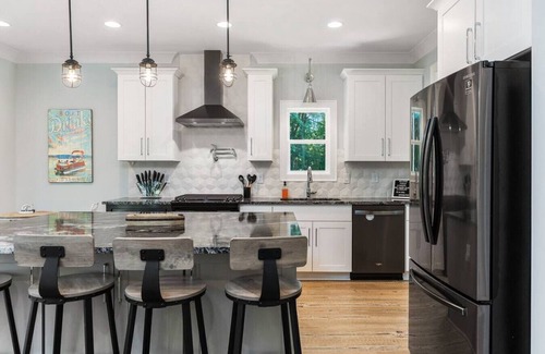 Winchester House | New Home, Dock, Home Theatre, Hot Tub, Fire Pit, Kayaks