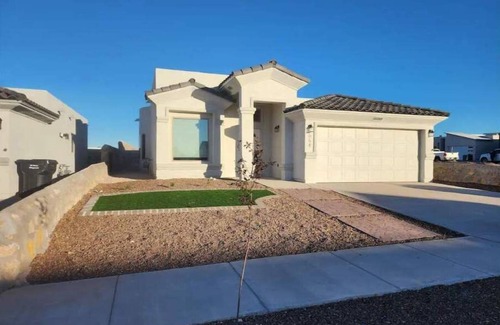 Horizon City House | New home for a comfy getaway.