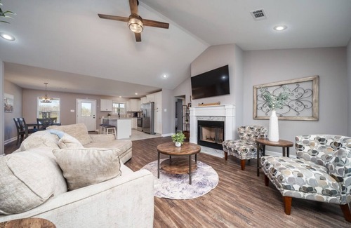 Jones Mills House | New Home on 5 acres 10 mins from Oaklawn/Casino/Lake/Shopping with amazing views