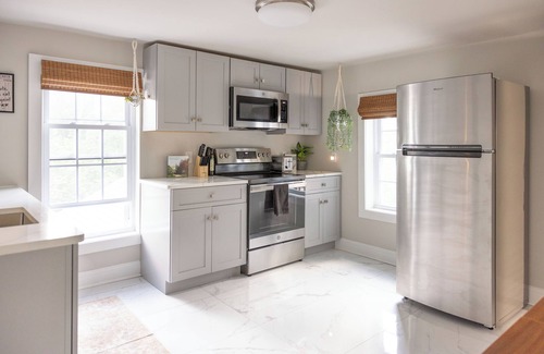 Washington Street Historic District House | New hot tub & outdoor TV! 3 bedroom apt dwntn Middletown, across from Wesleyan