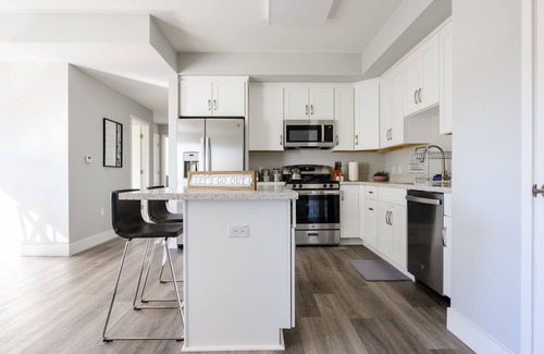 Campbell Apartment | NEW King bed Apt w/fast WI-FI, centrally located!