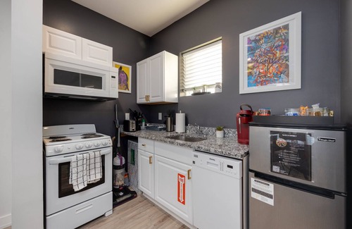 Five Points Condo | NEW King suite, Sleeps 14 in the heart of Nashville