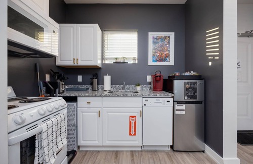 Five Points Condo | NEW King suite, Sleeps 14 in the heart of Nashville