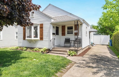 Port Clinton Cottage | NEW Listing~2 min walk to PC Beach~Near Jet Ex