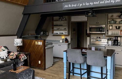 Groom Creek Cabin | New Listing - Cozy A-Frame cabin in adorable Mt neighborhood just 12 min to DT!