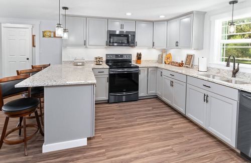 Lakeview House | NEW LISTING- Riverfront/Unique/Perfect location/Private