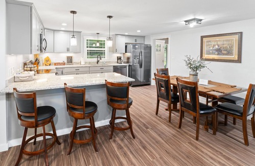 Lakeview House | NEW LISTING- Riverfront/Unique/Perfect location/Private